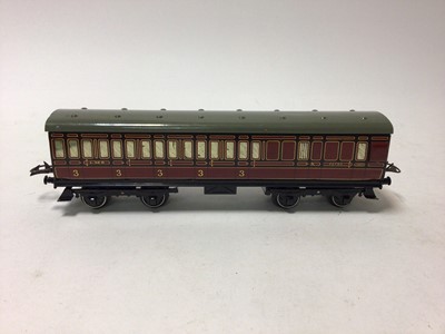 Lot 53 - Hornby O gauge selection of carriages including carriages tinplate LMS 3rd Class, Pullman Salon 4025, Baggage Cars (x2) and one other, plus a plastic SR No.3 carraige (qty)