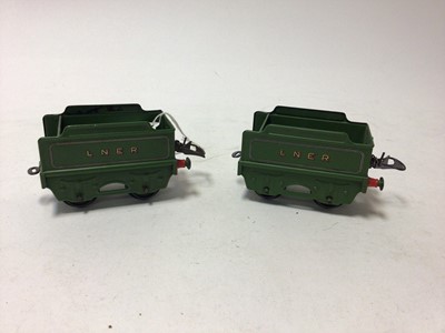 Lot 54 - Hornby O gauge tinplate clockwork 0-4-0 locomotives marked LNER 460, 1842, 5508, 5600, 60199, 82011 plus a range of boxed tenders including No.501 and five empty locomotive boxes (qty)