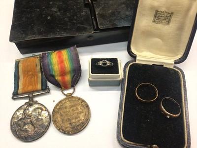 Lot 859 - 18ct gold wedding ring, two 9ct gold gem set dress rings and WWI medal group