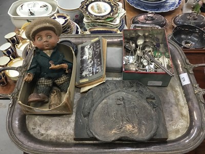 Lot 579 - Edwardian silver plated golfing plaque, golfing spoons, 1920s golfing doll, plated armorial tray and sundries