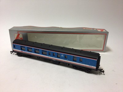 Lot 60 - Lima O gauge BR blue Class 33 diesel locomotive D6524, L216577 and Network South East carriages including Thames 35309 (x2), 35309 and 15867 (x2) (6)