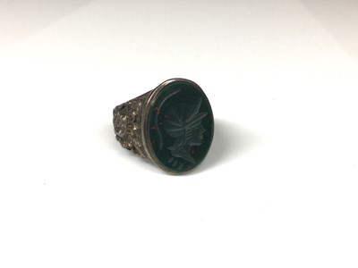 Lot 117 - Silver seal ring with engraved bloodstone oval plaque depicting a Roman soldier's head