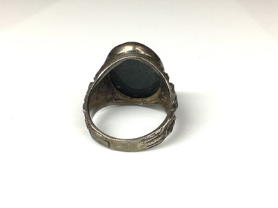 Lot 117 - Silver seal ring with engraved bloodstone oval plaque depicting a Roman soldier's head