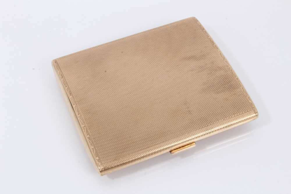 Lot 422 - 9ct gold cigarette case
