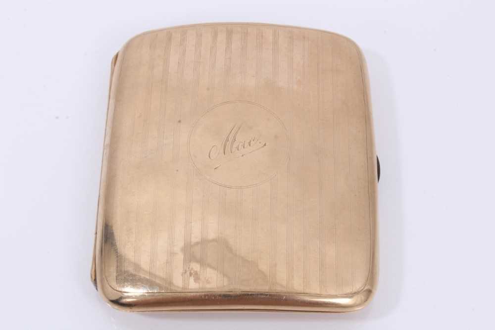Lot 423 - 9ct gold cigarette case