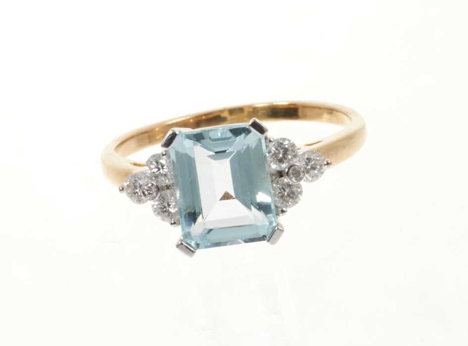 Lot 428 - Aquamarine and diamond ring