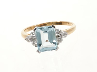 Lot 428 - Aquamarine and diamond ring