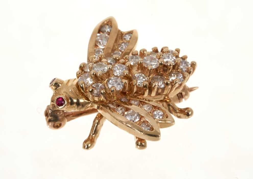 Lot 430 - Diamond 'Bee' brooch