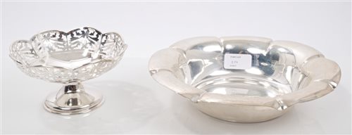 Lot 254 - Edwardian Silverer dish of circular form, with...
