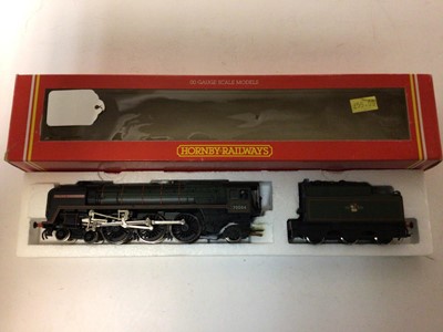 Lot 192 - Hornby OO guage locomotives including BR lined Green 4-6-2 Stanard 7 Britannia Class 'William Shakespeare' tender locmotive 70004, boxed R329, LNER lined Green 2-4-0 Class D49/1 'Cheshire' tender l...