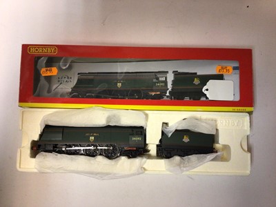 Lot 194 - Hornby OO gauge locomtoives including BR lined Blue 4-6-2 Canadian Pacific Merchant Navy Class tender locomotive 35005, boxed R2171, LNER lined Green 4-6-0 Class B17/1 'Hanworth Castle' tender loco...