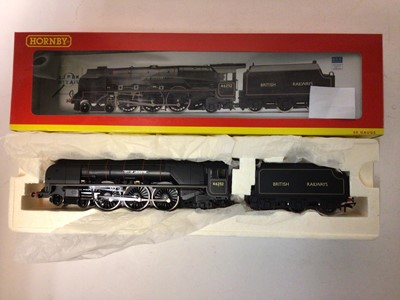 Lot 202 - Hornby OO gauge locomotives including NE Black 4-6-2 Class A4 'Sir Charles Newton' tender locomotive 4901, boxed R2338, BR Green 4-6-2 West Country Class 'Clovelly' tender locomotive  34037, boxed...