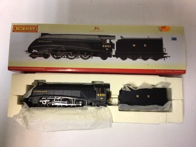 Lot 202 - Hornby OO gauge locomotives including NE Black 4-6-2 Class A4 'Sir Charles Newton' tender locomotive 4901, boxed R2338, BR Green 4-6-2 West Country Class 'Clovelly' tender locomotive  34037, boxed...