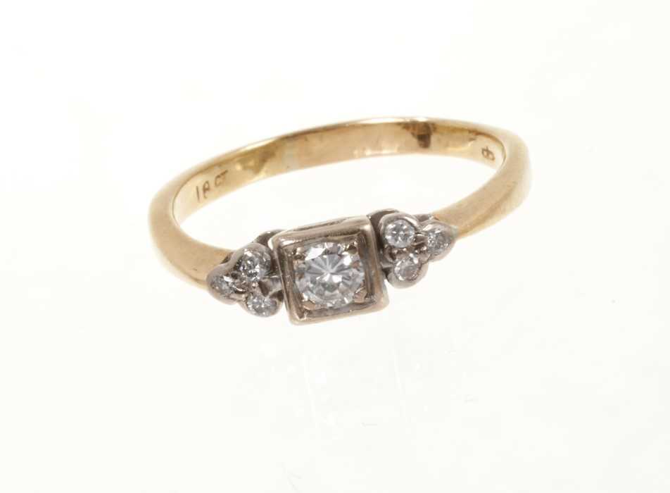 Lot 435 - Diamond ring with a central brilliant cut diamond flanked by diamond shoulders
