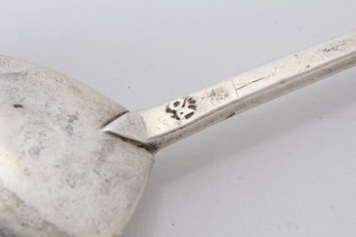 Lot 280 - Late 16th/early 17th century West Country silver Lion Sejant Afronte spoon, with teardrop bowl