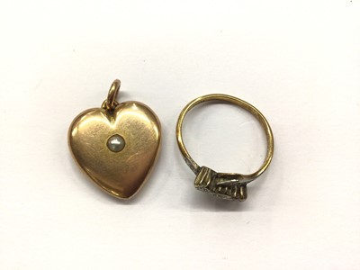 Lot 808 - Victorian 15ct gold heart shaped locket set with a single pearl and an 18ct gold diamond cross over ring