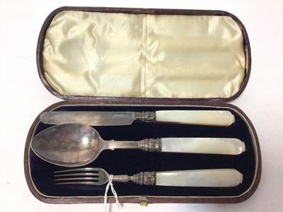 Lot 287 - Victorian silver christening mug and a cased Victorian silver christening knife, fork and spoon set