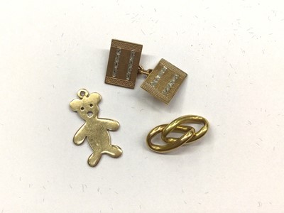 Lot 811 - One 9ct gold cufflink, gold bear charm stamped 14k and two 18ct gold chain links