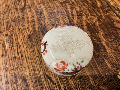 Lot 155 - Late 19th century Samson Armorial porcelain tea caddy