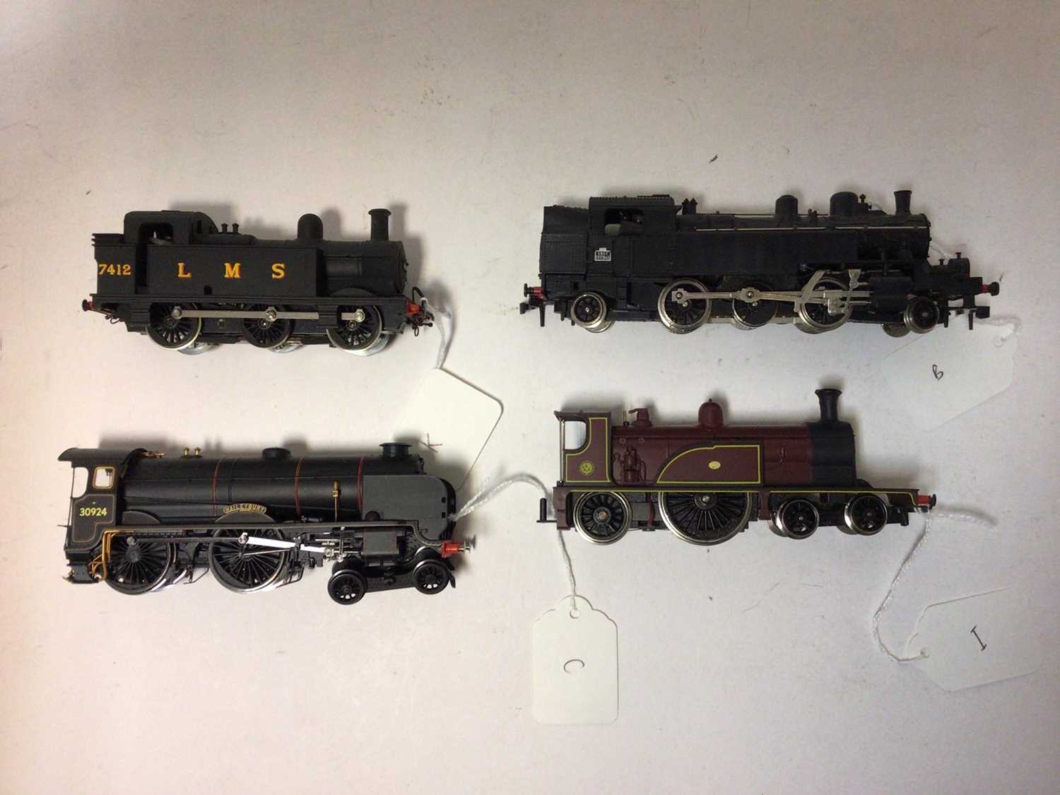 Lot 210 - Hornby 00 gauge locomotives including: Hornby 3 rail EDL17 BR black 69567 (4), Hornby Triang Battle of Britain (fighter command) 21C164, 4-6-2 West Country class Torrington tender locomotive 34031,...