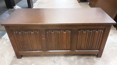 Lot 1022 - Oak blanket box with linenfold panelled decoration, 114cm wide, 45cm deep, 54cm hjgh