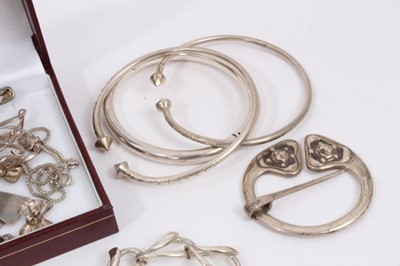 Lot 877 - Group of silver and white metal jewellery including chains, earrings, bracelets etc