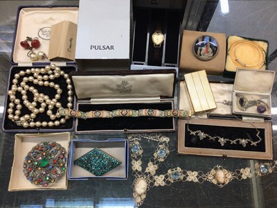 Lot 833 - Group of vintage costume jewellery