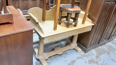 Lot 1070 - Antique pine wash stand