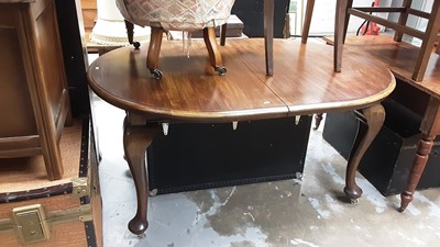 Lot 1082 - Mahogany dining table with extra leaf