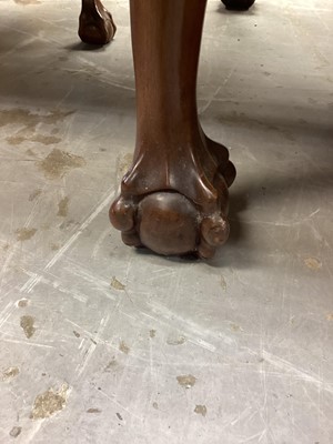 Lot 1080 - 1920's mahogany extending dining table with one extra leaf on carved cabriole legs with claw and ball feet, opening to 185cm x 107.5cm, together with a set of four matching dining chairs with pierc...