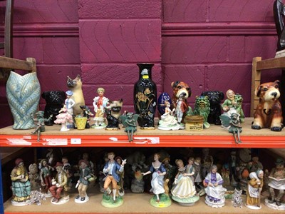 Lot 662 - Mixed lot of foreign figurines and animals (2 shelves)