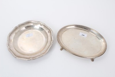 Lot 248 - Edwardian silver tray of oval form, with reeded border, on four paw feet (London 1906) Peter Henderson Deere, all at approximately 14ozs. 25cm overall width, together with a heavy Continental white...