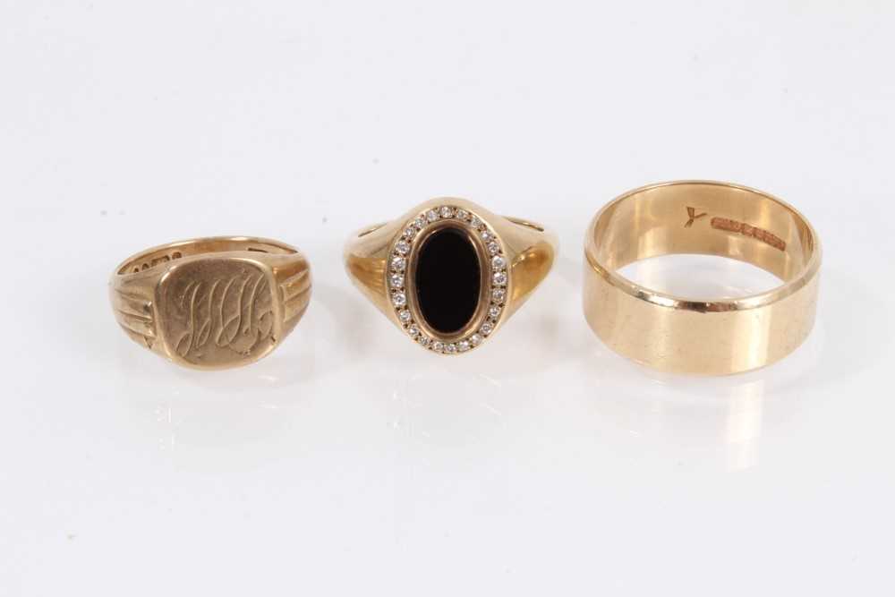 Lot 851 - 9ct gold wide band wedding ring, 9ct gold signet ring with engraved initials and one other 9ct gold oval black onyx signet ring with diamond border (3)