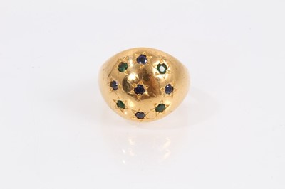 Lot 852 - Eastern yellow metal dress ring set with sapphires and emeralds