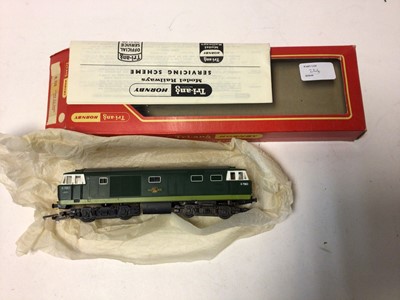 Lot 224 - Hornby OO gauge locomotives including BR green Class 25 Bo-Bo Diesel D7596, boxed R072, BR Blue Hymek B-B Diesel Hydraulic D7093, boxed R122 and Triang Hornby BR green Hymel B-B Diesel D7063, boxed...