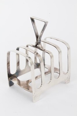 Lot 267 - Contemporary silver four division toast rack of hooped form, with central handle (Sheffield 1961) James Dixon & Son, all at approximately 5ozs, 8.2cm overall length