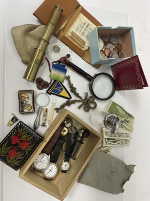 Lot 832 - Mixed group of items to include coins, 9ct gold padlock clasp, and other items