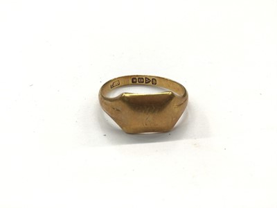 Lot 835 - 18ct gold signet ring