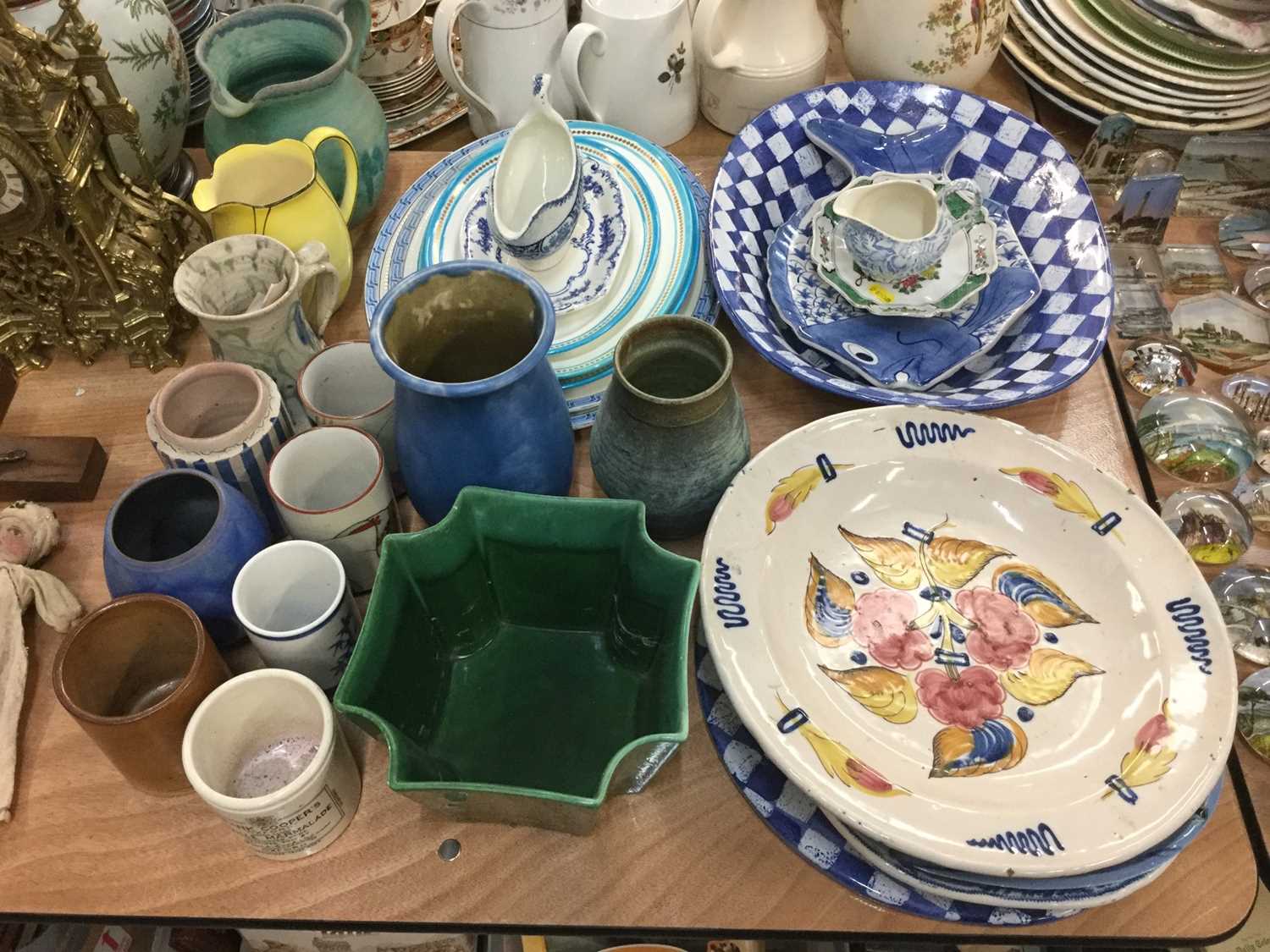 Lot 498 - Mixed group of ceramic