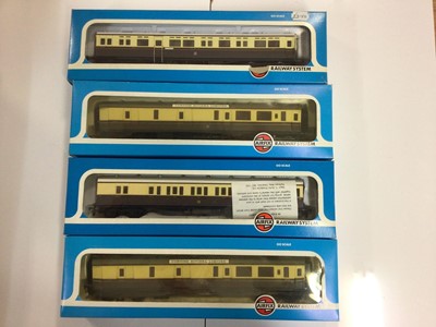 Lot 257 - Airfix OO gauge mixed lot of coaches (21)