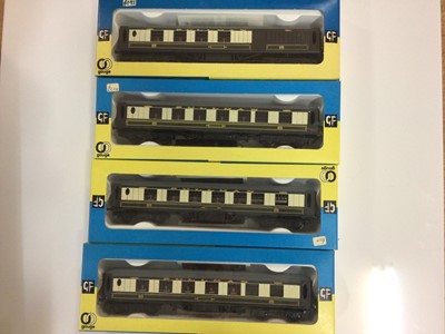 Lot 259 - Graham Farish OO gauge mixed lot of coaches and rolling stock (31)