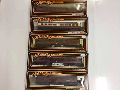 Lot 261 - Mainline OO gauge mixed lot of coaches (x13) and GMR Airfix coaches (x14)