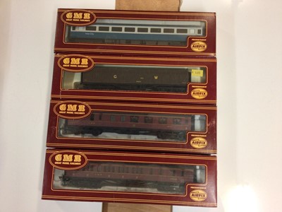 Lot 261 - Mainline OO gauge mixed lot of coaches (x13) and GMR Airfix coaches (x14)