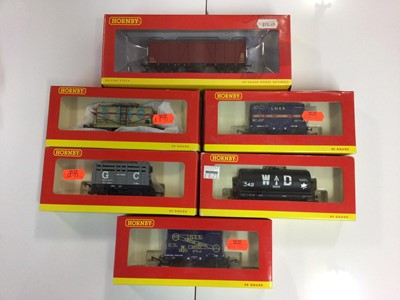 Lot 265 - Hornby OO gauge rolling stock, vans and wagons (20)