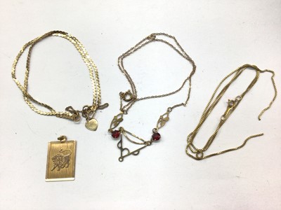 Lot 885 - 9ct gold jewellery to include three chains and a lion plaque pendant