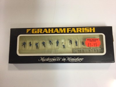 Lot 326 - Graham Farish N gauge coaches including Pullman (x4), BR LMS & SR lines (x8), wagons (x4) and Railway Workers (17 items)