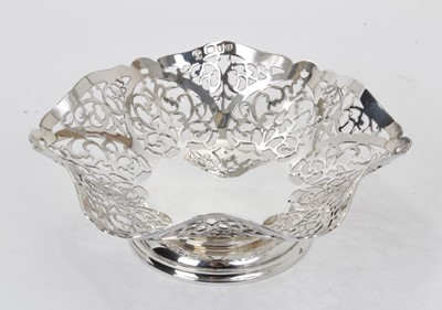 Lot 332 - Contemporary silver bonbon dish