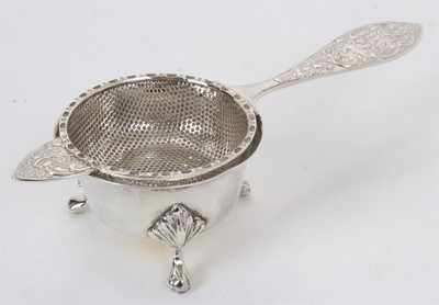 Lot 333 - Silver tea strainer and stand