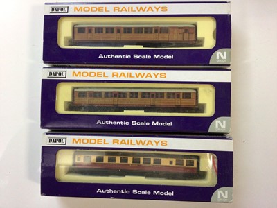 Lot 334 - Dapol N gauge coaches and wagons including BR Maunsell coaches (x5), buffet car, SR lined green coaches (x4), teak coaches (x2) and wagons (x3) (14 total)