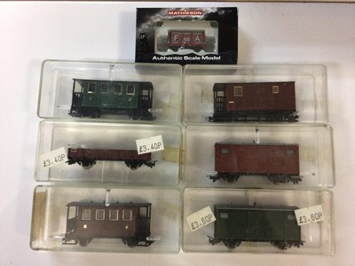 Lot 335 - Peco N gauge wagons (x9) and other boxed and loose rolling stock